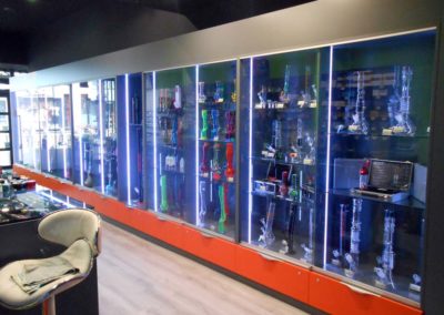 Vitrines avec rétro-éclairage pour une boutique de cigarettes électroniques