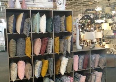 Meuble de présentation de coussins
