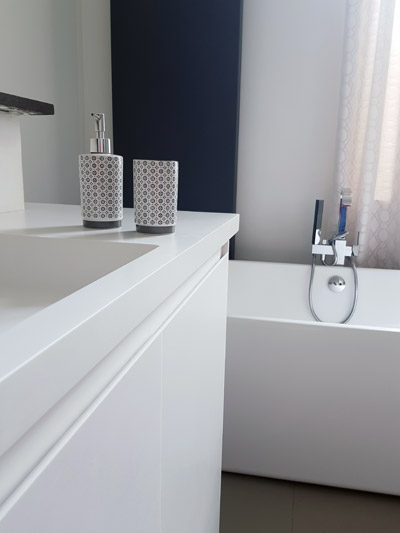 meuble de salle de bain sur mesure avec plan vasque et rangement en résine minérale