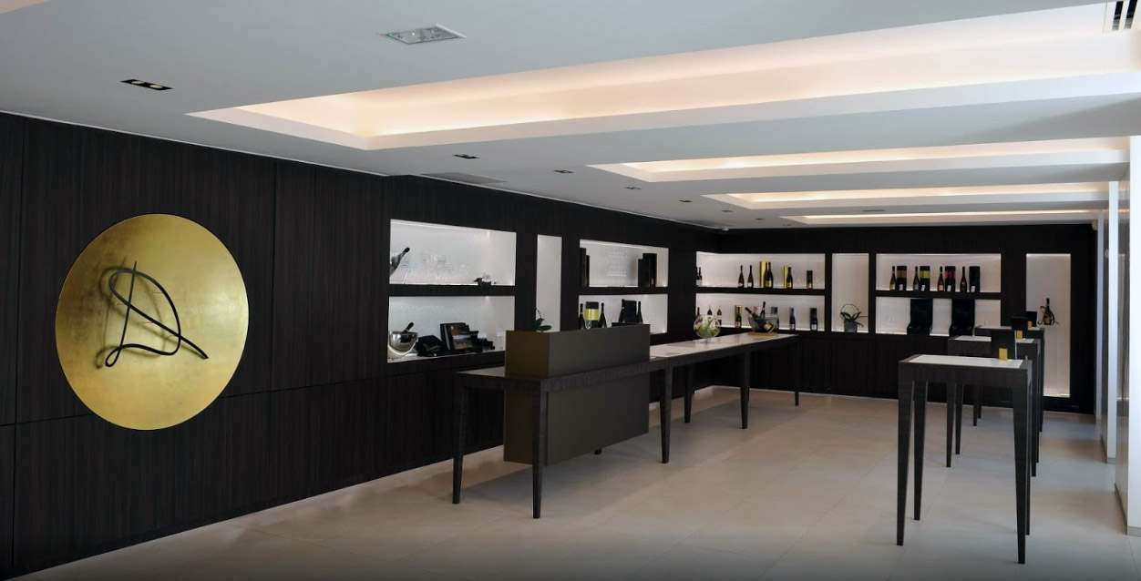 showroom-resine La résine acrylique a été largement utilisée pour l'agencement de ce showroom