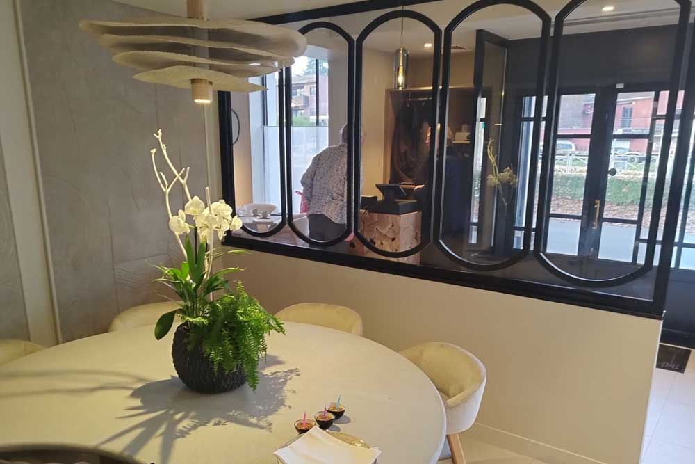 verrière pour séparer l'entrée et la salle