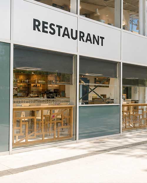 claustras-restaurant claustras en bois pour habiller les vitres du restaurant