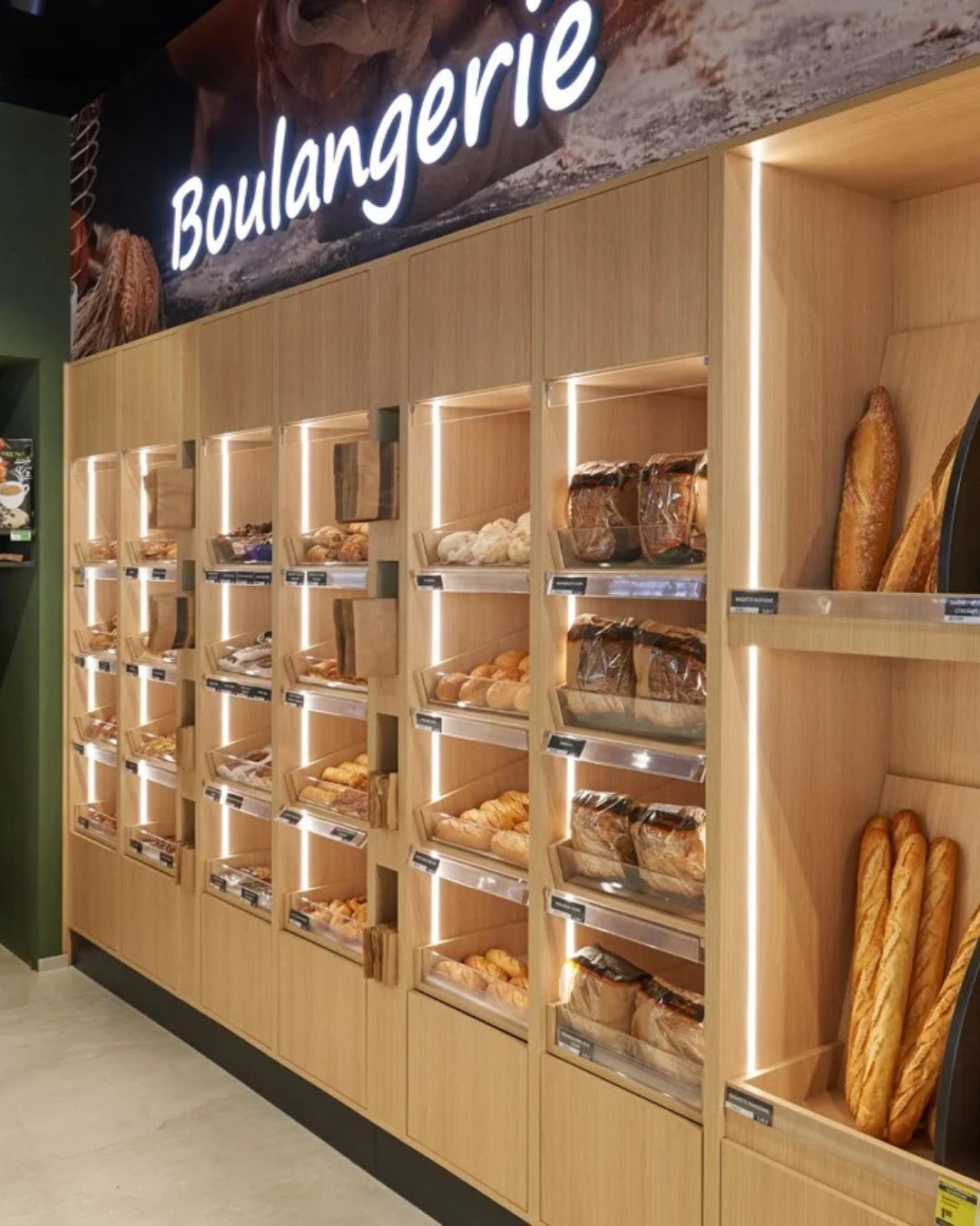 lineaire-boulangerie claustras en bois pour habiller les vitres du restaurant