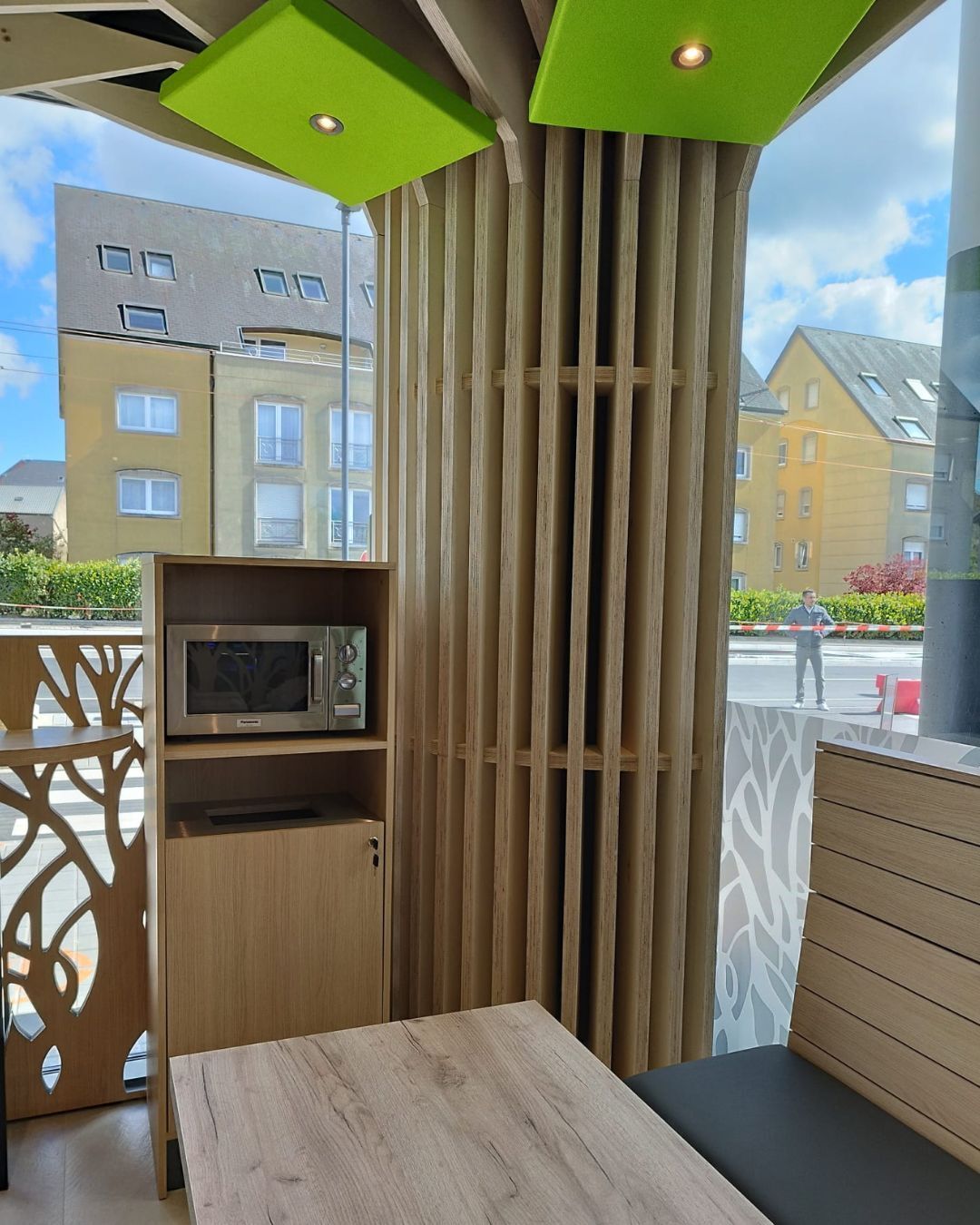 mobilier-snacking habillages muraux en tasseaux de bois